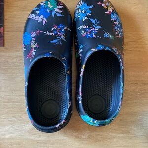 Women’s Black Floral Slip-On Comfort Clogs